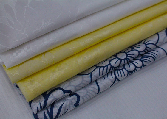 De in het groot witte basis bloeit van de het tricotpolyester van de patroondruk de pongézijdestof voor matrasbeschermer