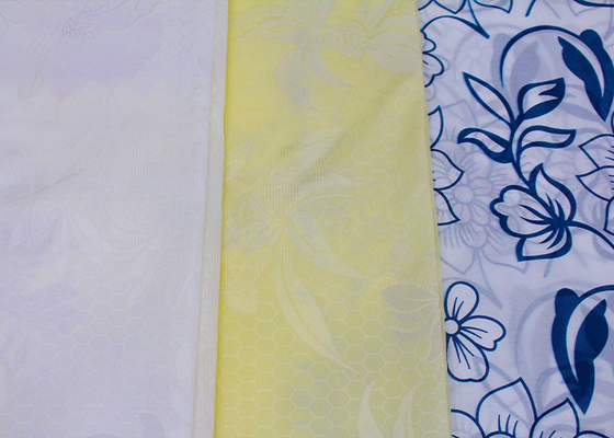 De in het groot witte basis bloeit van de het tricotpolyester van de patroondruk de pongézijdestof voor matrasbeschermer