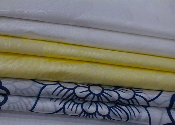 De in het groot witte basis bloeit van de het tricotpolyester van de patroondruk de pongézijdestof voor matrasbeschermer